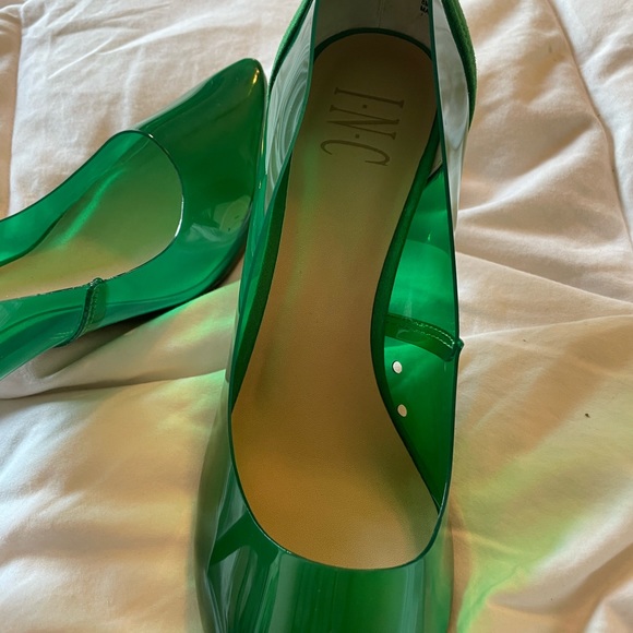 Fun Green Heels - Picture 3 of 8